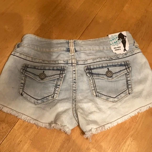 Rebel By Right Mid Rise Cut off  Shorts NWT - Picture 3 of 9